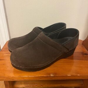 Dansko professional clogs, size 39, in chocolate brown suede!